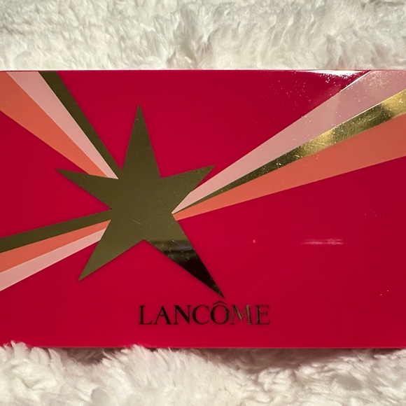 Lancome Paris - Starlight Face Palette. Swatched with a new brush. - Picture 2 of 3